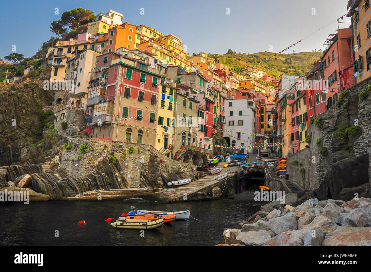 Matin soleil tombe sur le village de Riomaggiore, Cinque Terre, Italie Banque D'Images