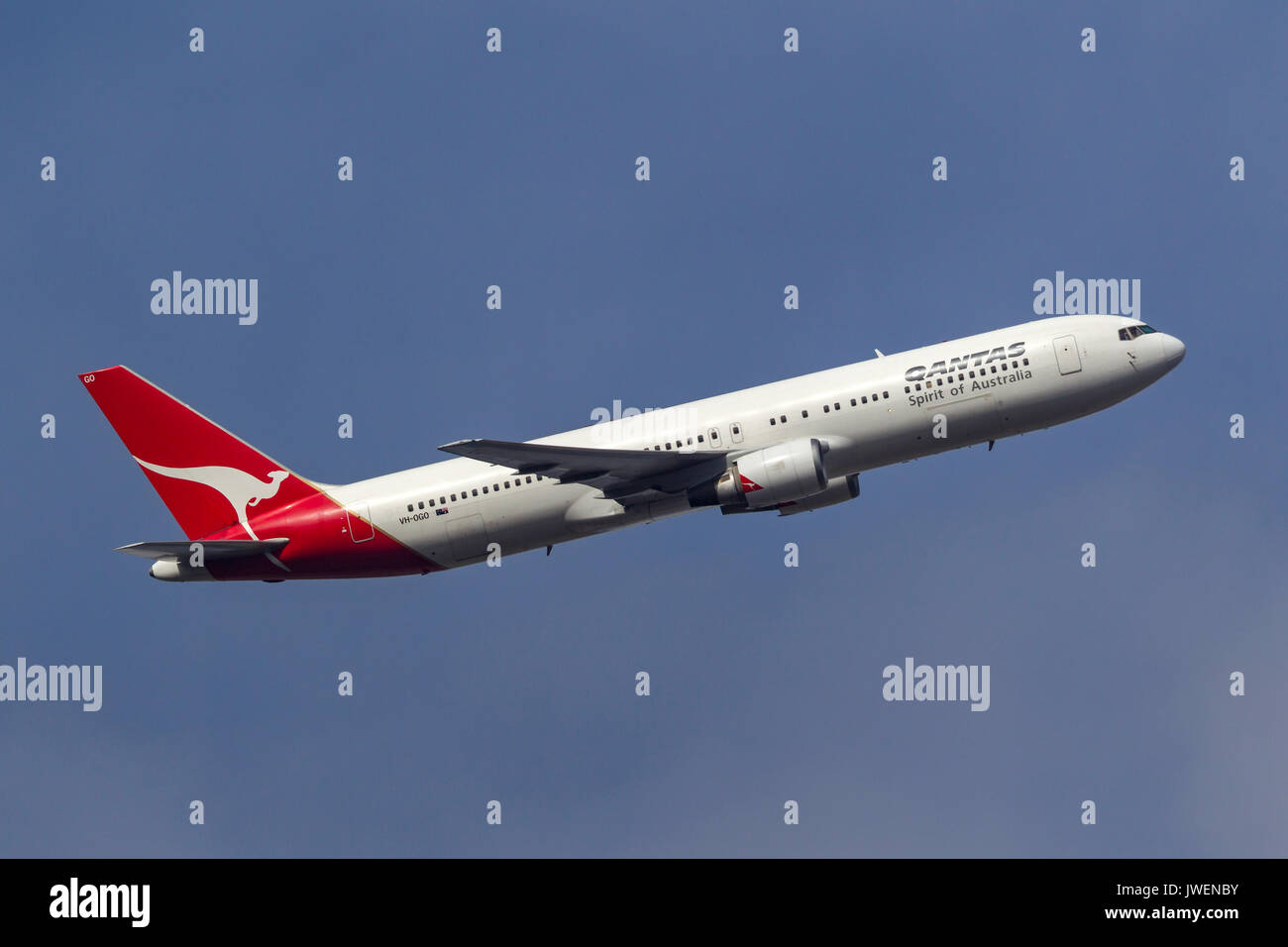 Qantas Boeing 767-338/ER VH-OGO au départ de l'Aéroport International de Melbourne. Banque D'Images