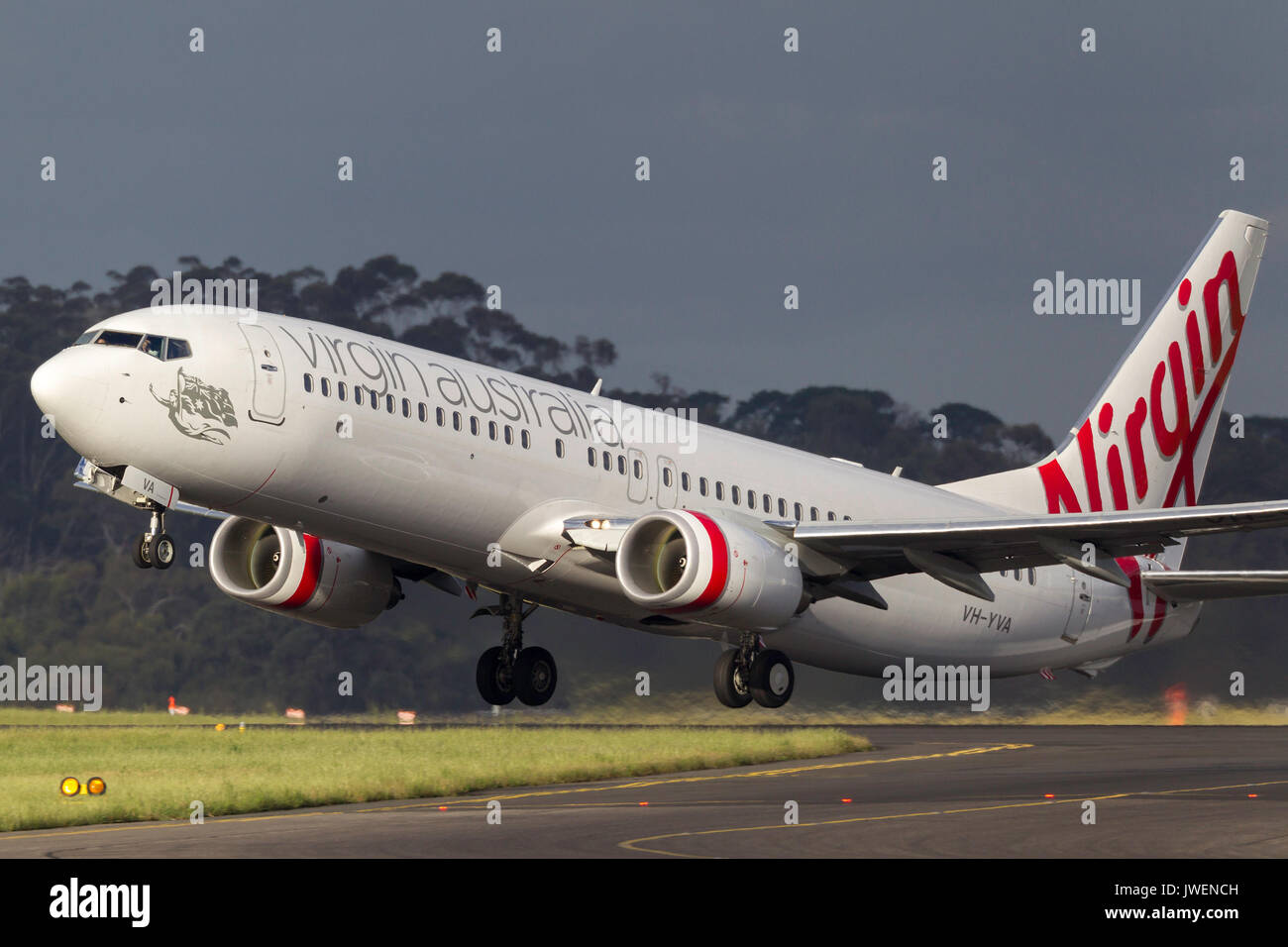 Virgin Australia Airlines Boeing 737-8FE VH-YVA au départ de l'Aéroport International de Melbourne. Banque D'Images