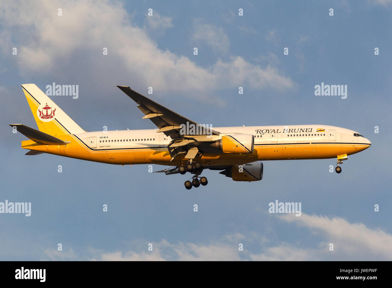 Royal Brunei Airlines Boeing 777-212/ER V8-BLA en approche pour atterrir à l'Aéroport International de Melbourne. Banque D'Images