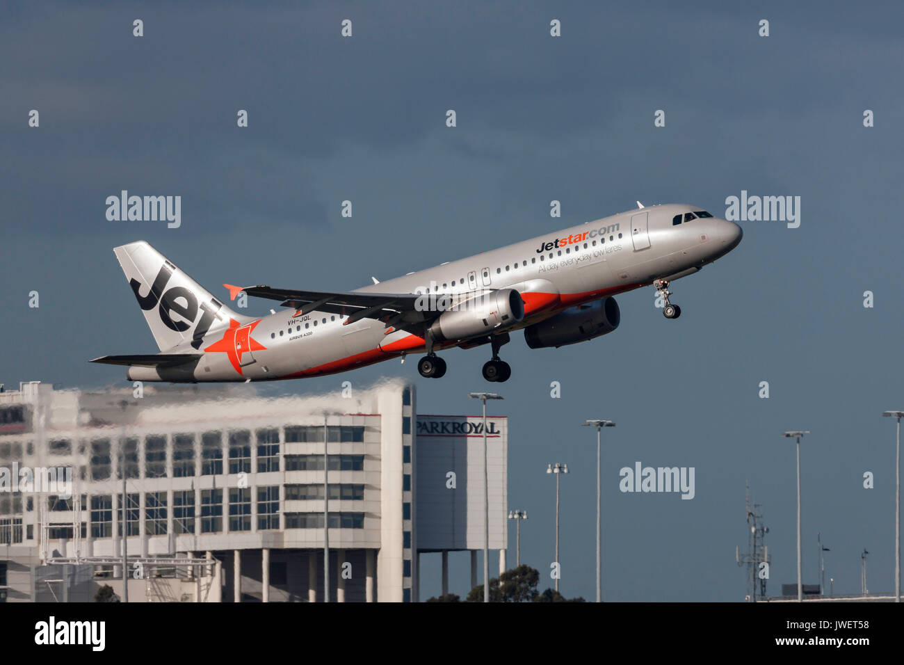 Jetstar Airways Airbus A320-232 VH-JQL au départ de l'Aéroport International de Melbourne. Banque D'Images
