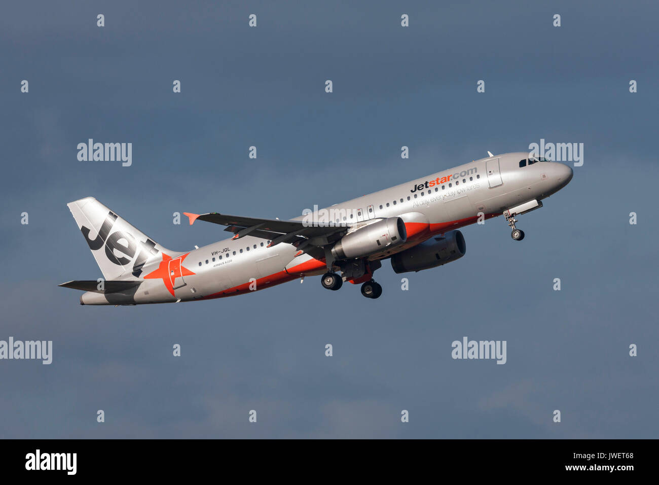 Jetstar Airways Airbus A320-232 VH-JQL au départ de l'Aéroport International de Melbourne. Banque D'Images