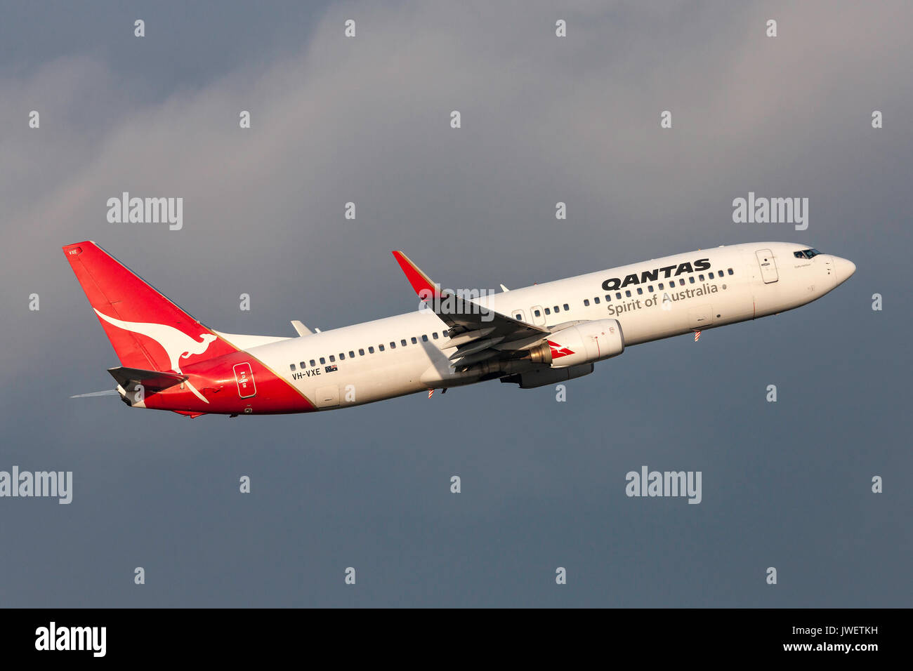 Boeing 737-838 de Qantas VH-VXE au départ de l'Aéroport International de Melbourne. Banque D'Images