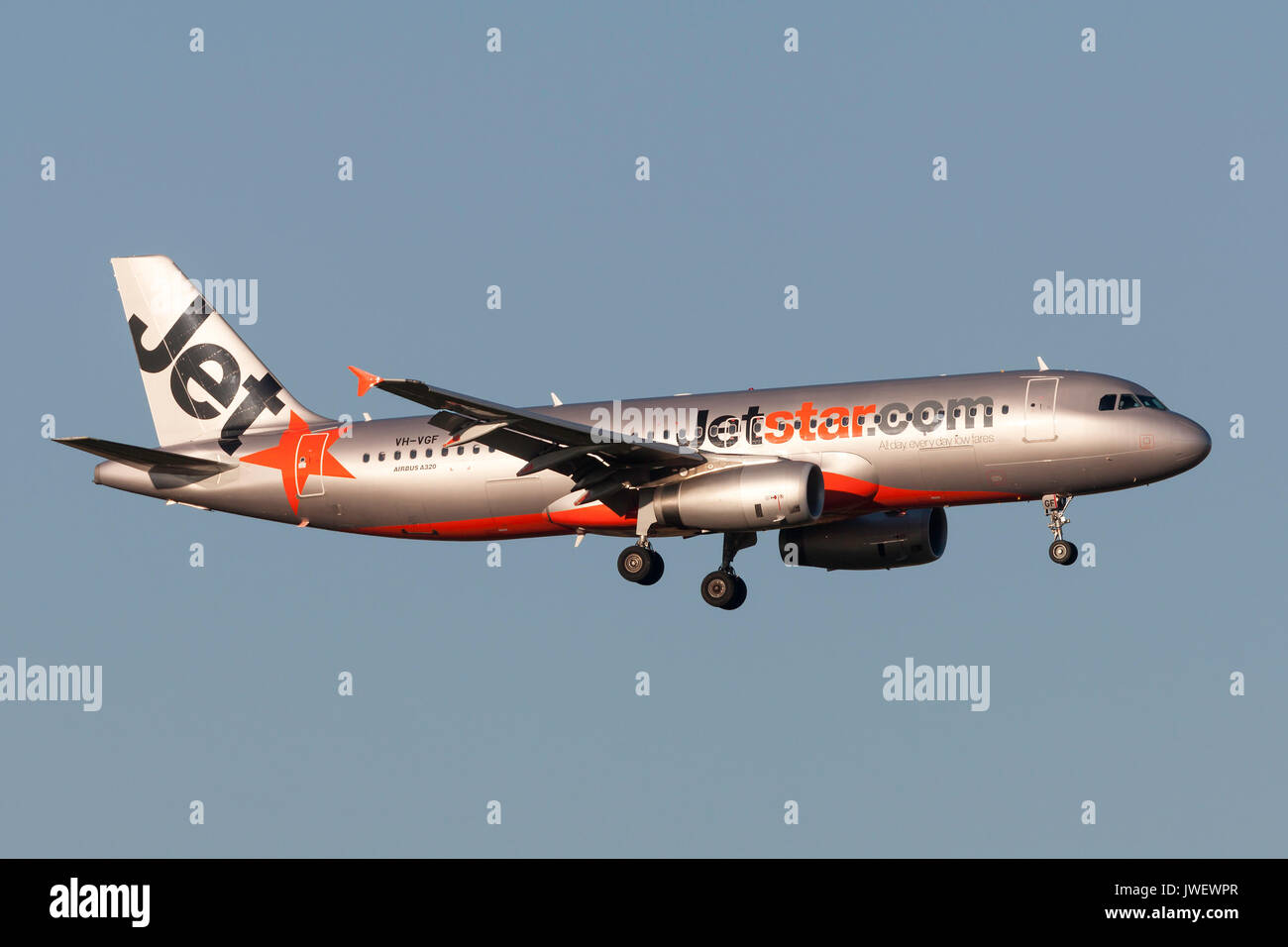 Jetstar Airways Airbus A320-232 VH-VGF en approche pour atterrir à l'Aéroport International de Melbourne. Banque D'Images