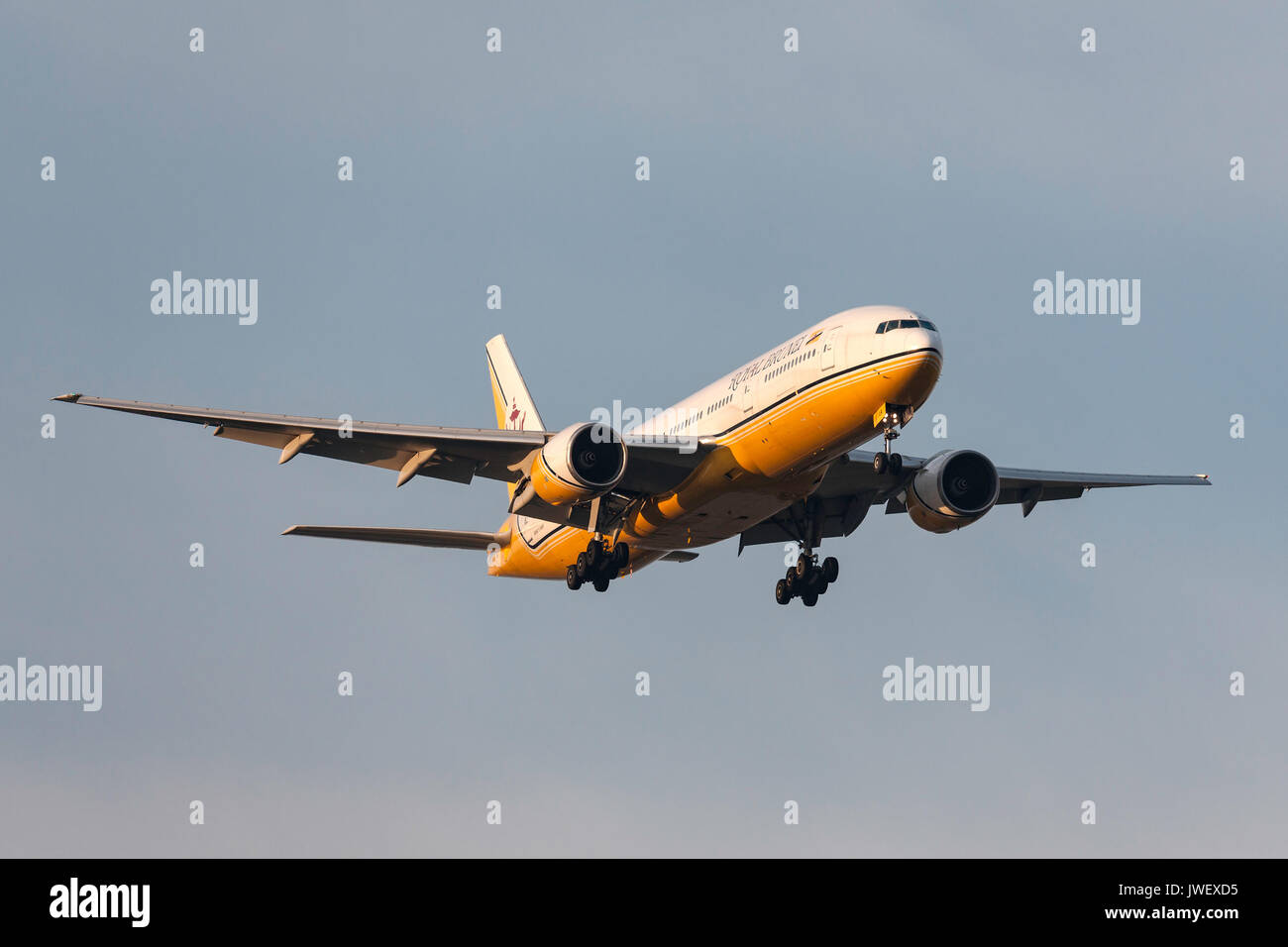 Royal Brunei Airlines Boeing 777-212/ER V8-BLA en approche pour atterrir à l'Aéroport International de Melbourne. Banque D'Images