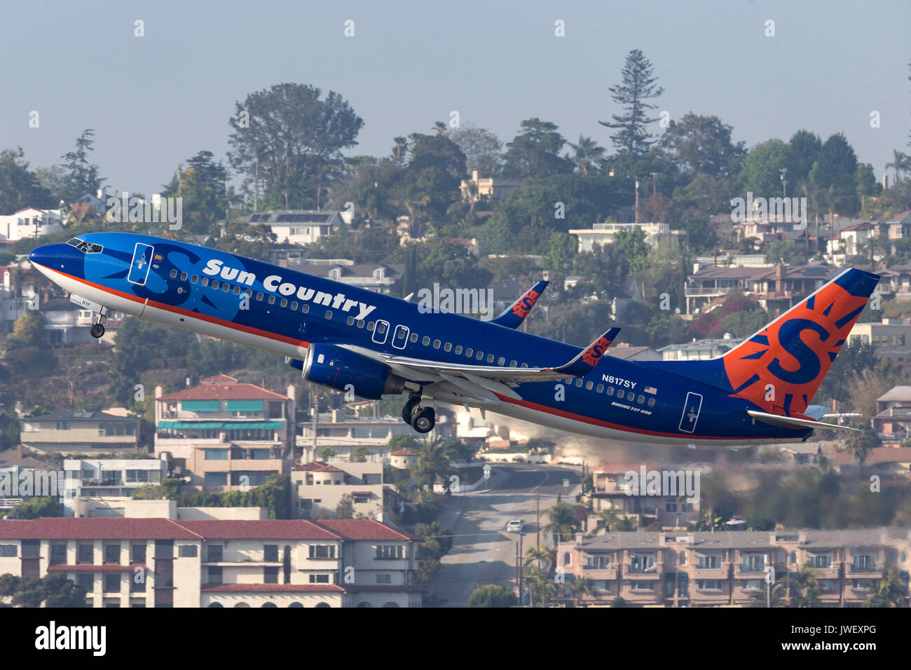 Sun Country Airlines Boeing 737-8K2 N817SY au départ de l'Aéroport International de San Diego. Banque D'Images