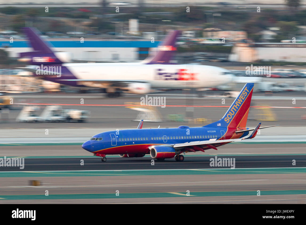 Southwest Airlines Boeing 737-7H4 N723SW arrivant à l'Aéroport International de San Diego. Banque D'Images