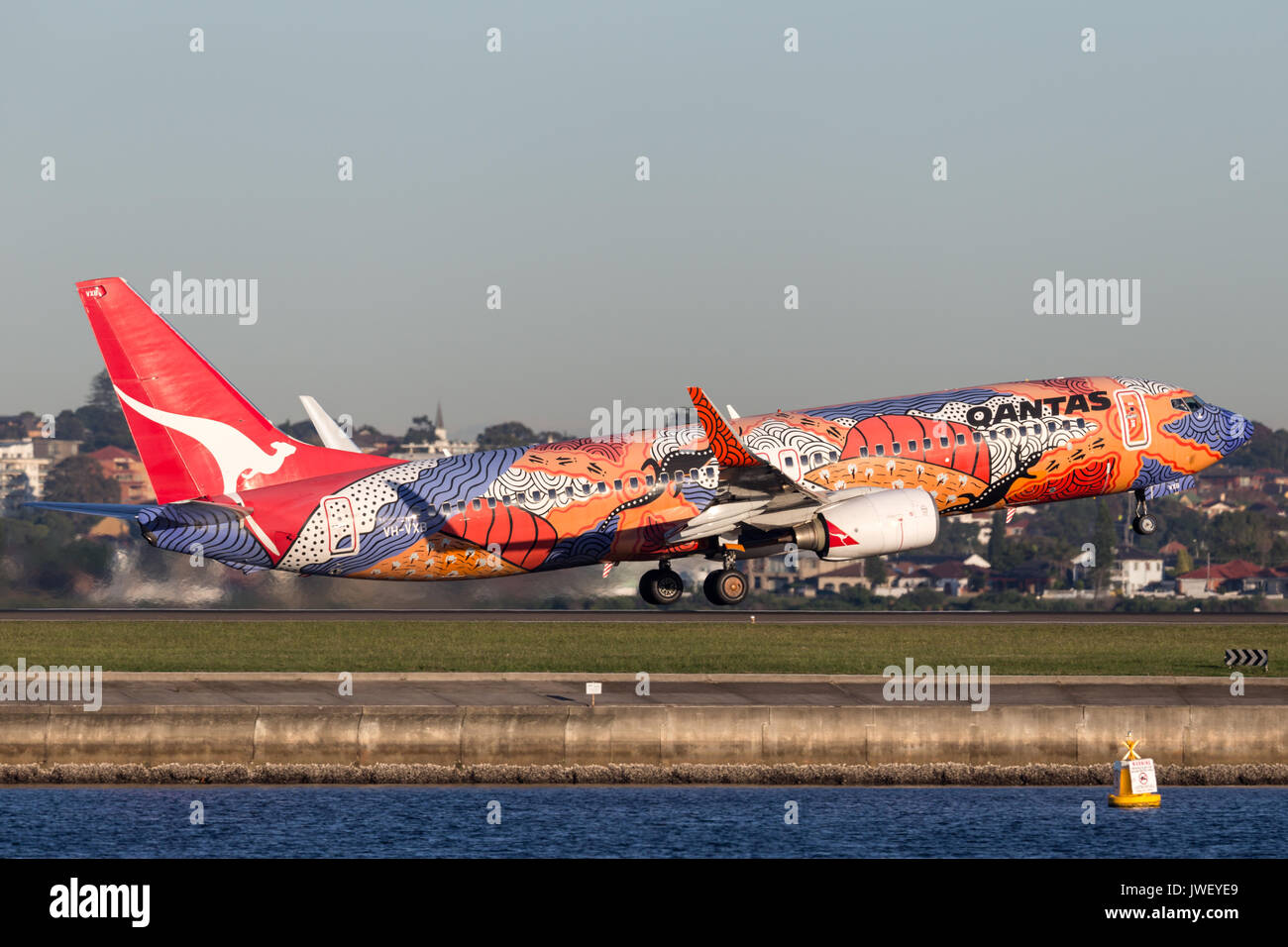 Boeing 737-800 de Qantas Yananyi 'rêver' avec son art autochtone. Banque D'Images