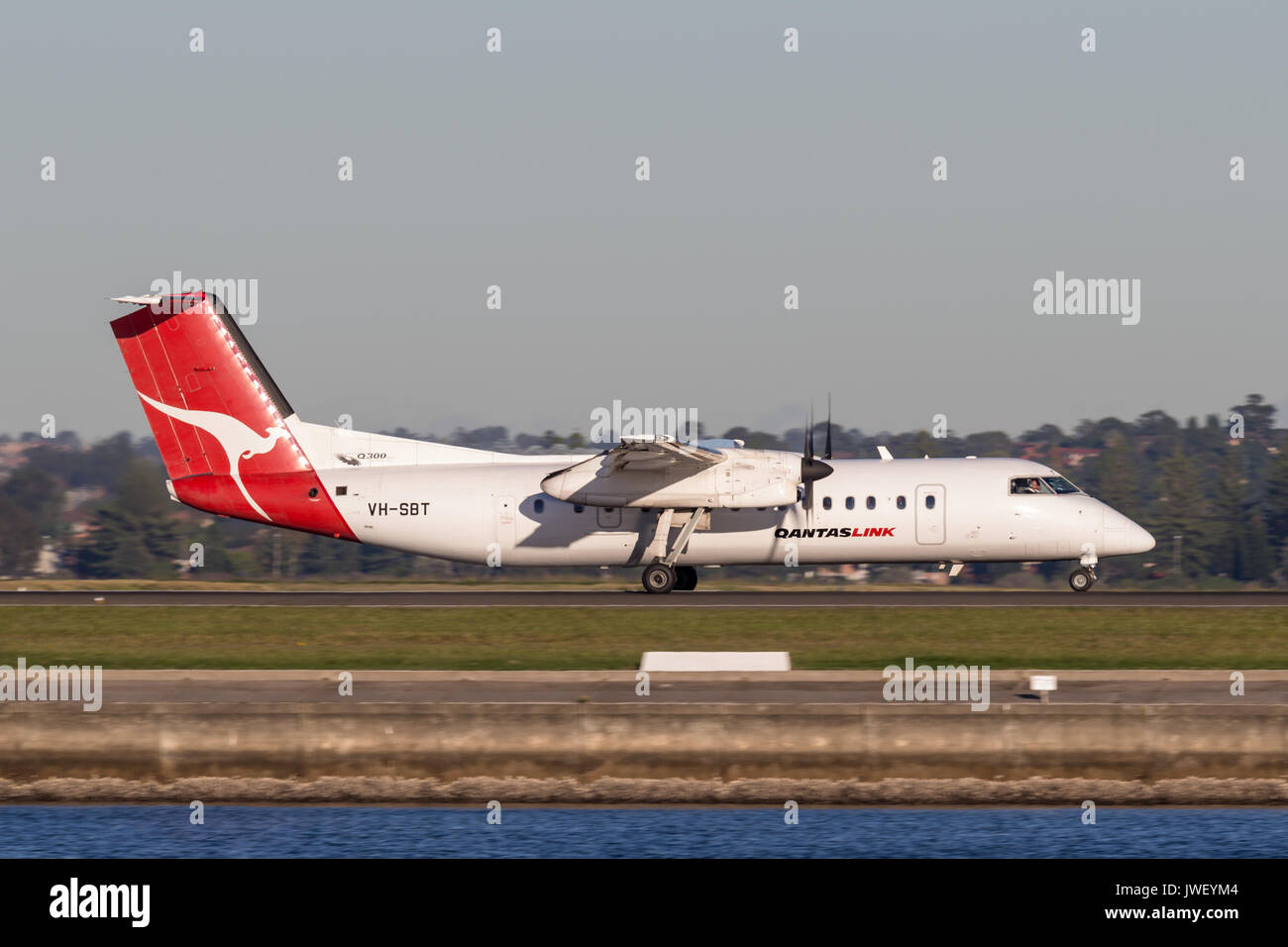 QantasLink (Qantas) deHavilland DHC-8 (Dash 8) jumeaux turbomachines avions avion régional au départ de l'aéroport de Sydney. Banque D'Images