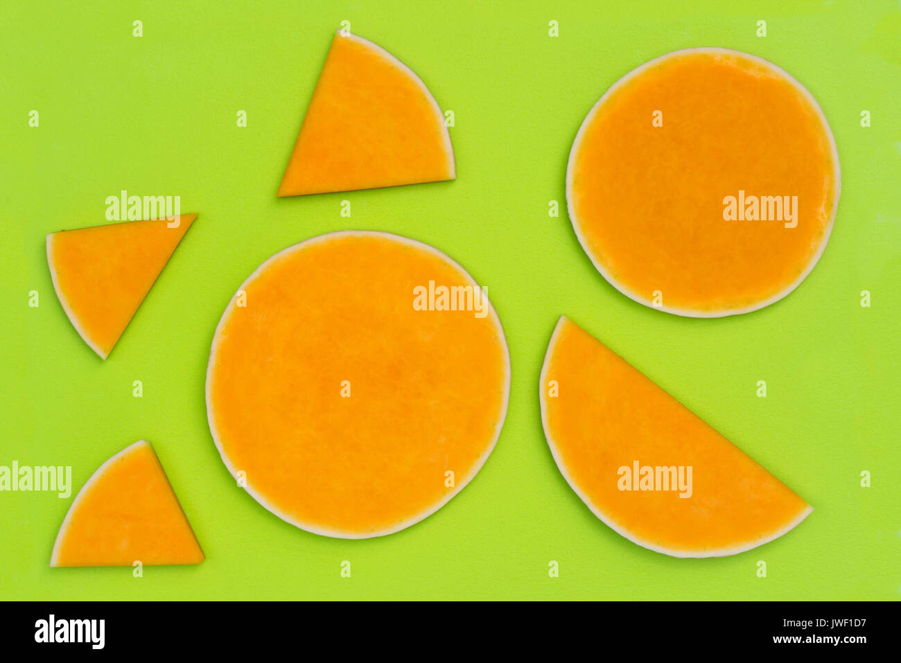 Tranches de citrouille sur une planche à découper en plastique vert Vue de dessus Banque D'Images