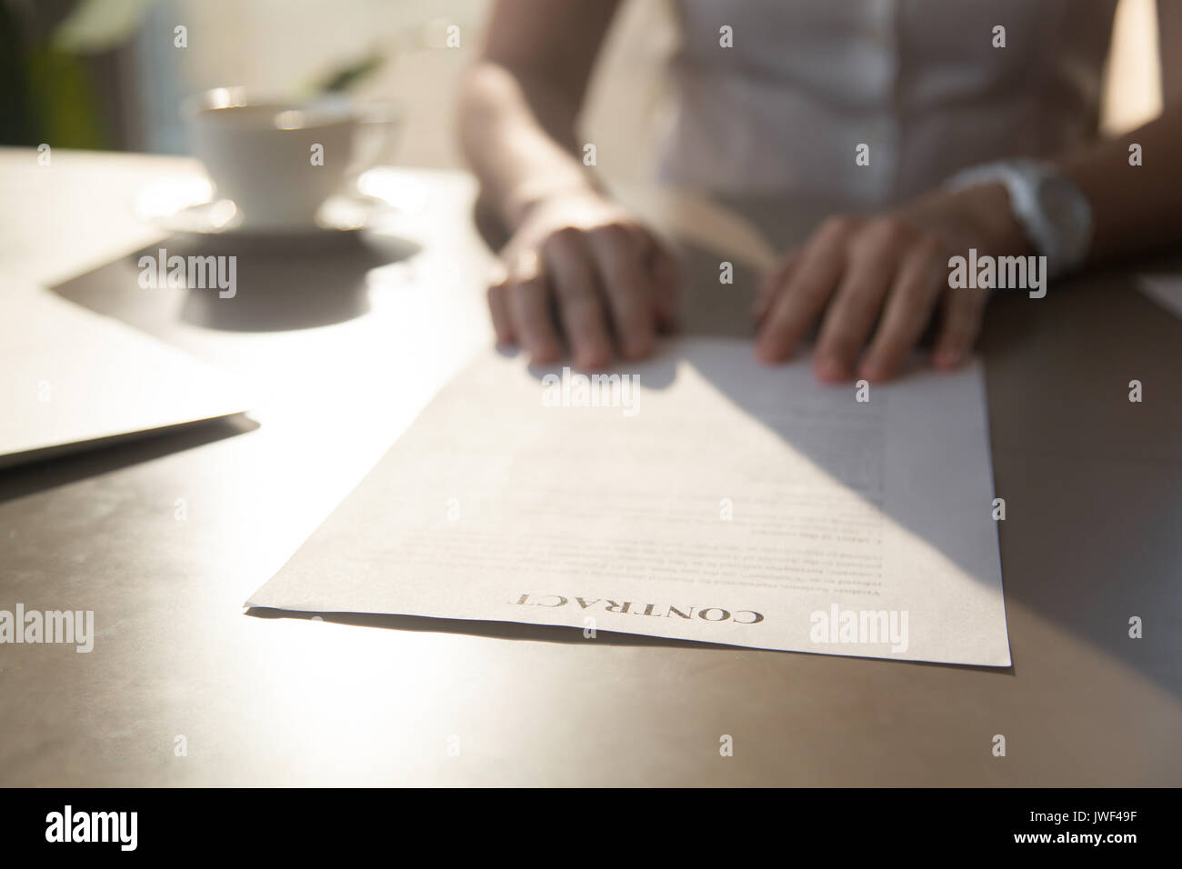 Close up de contrat sur 24, femme d'affaires contractuelles lecture Banque D'Images