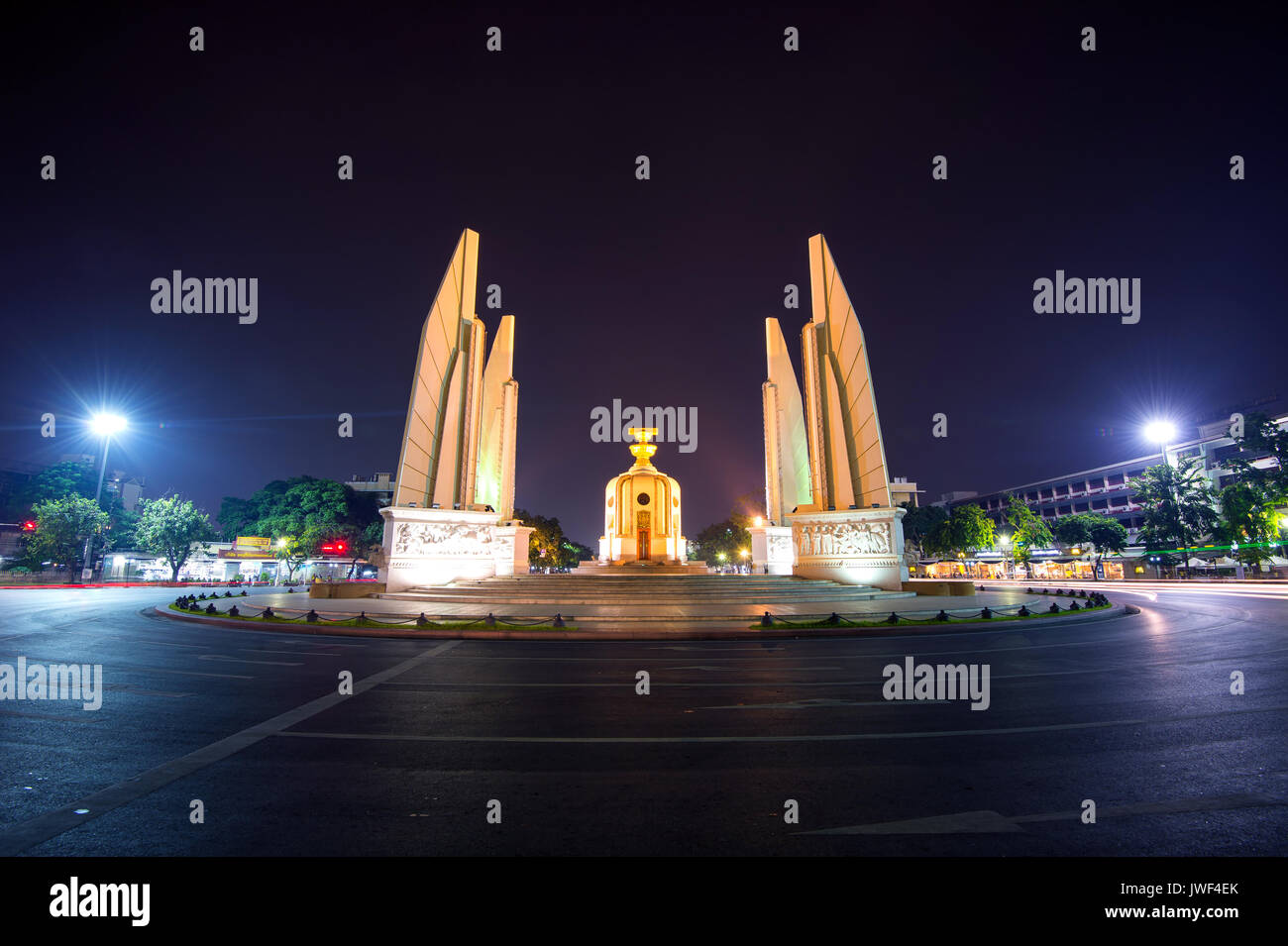 Le Monument de la démocratie dans la nuit à Bangkok, Thaïlande Banque D'Images