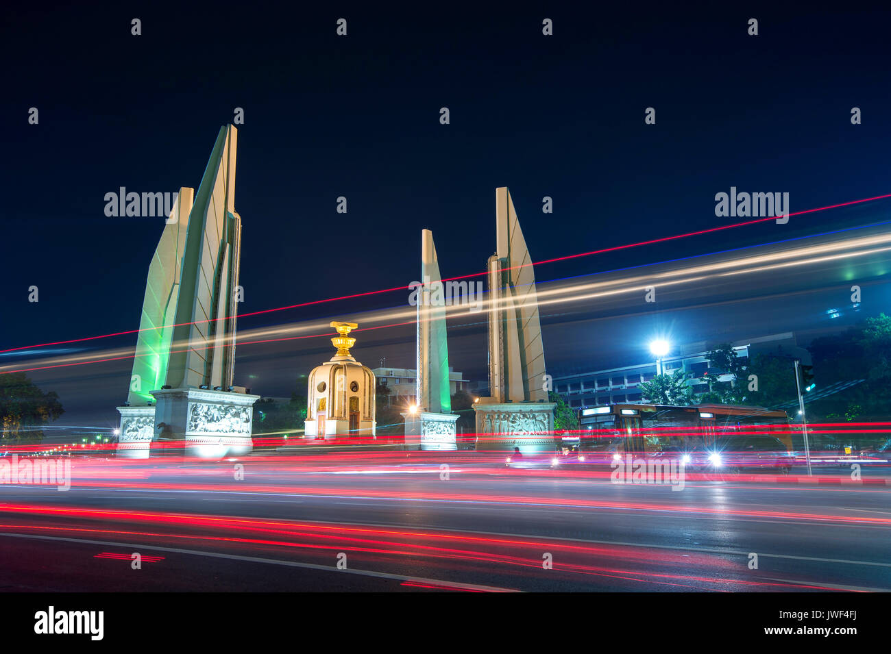 Le Monument de la démocratie dans la nuit à Bangkok, Thaïlande Banque D'Images