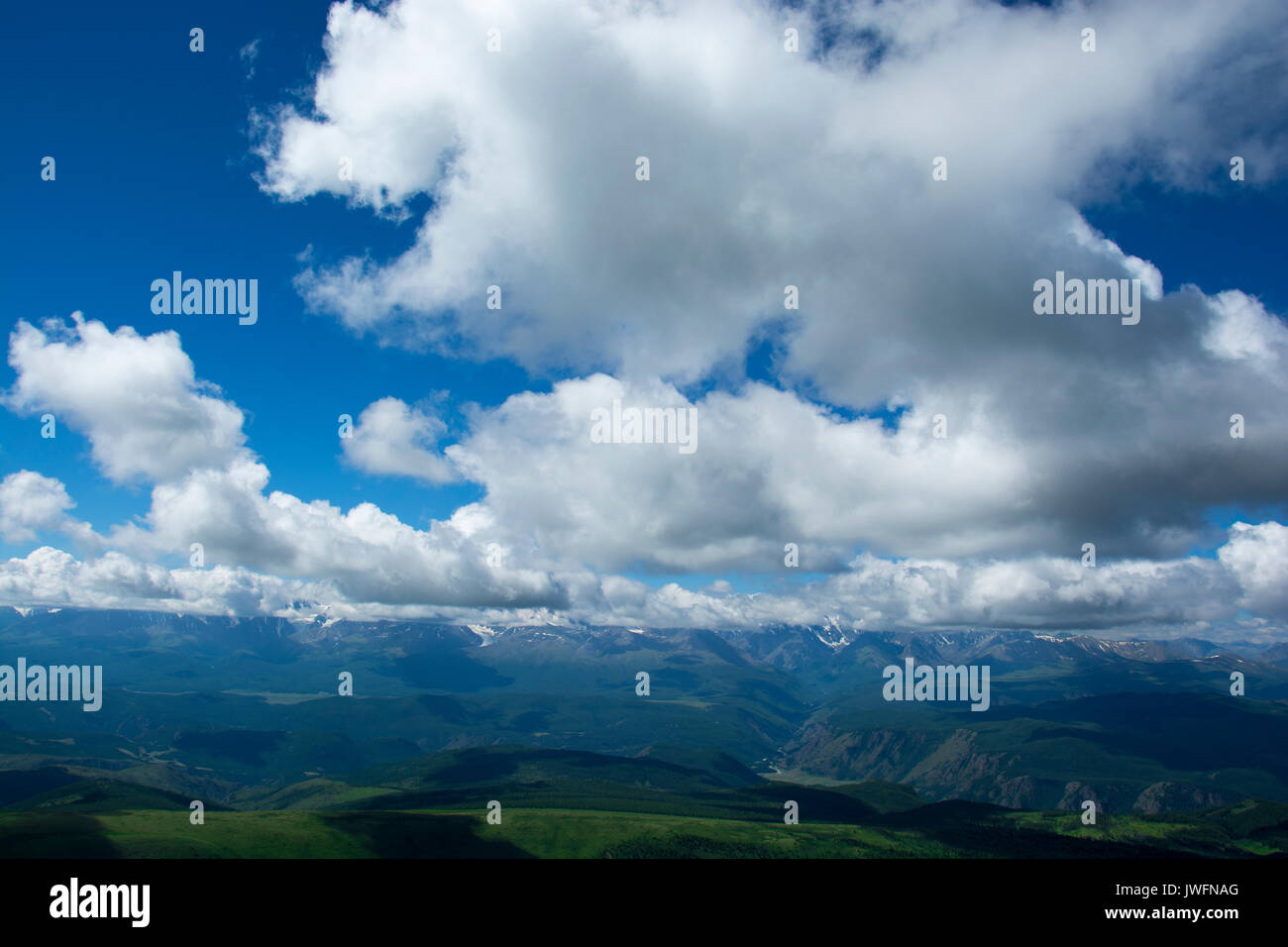 Paysage de montagnes de l'Altaï de vue à haute altitude. Aktru ridge. La Sibérie. La Russie. Panorama grand format. Banque D'Images