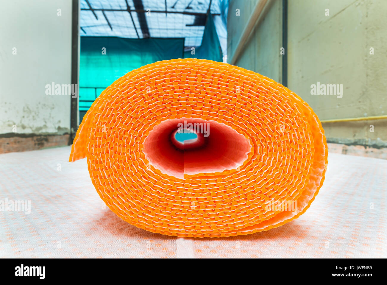 Rouleau orange de la membrane d'imperméabilisation, la séparation et l'échappement de vapeur. Système de drainage pour plancher de terrasse - toit, tissu de fibre avec Banque D'Images
