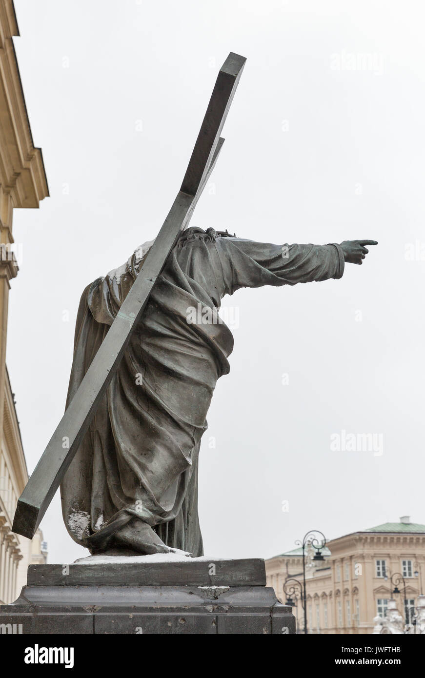 Une sculpture du Christ portant sa Croix libre, vue de dos. L'église Sainte Croix à Varsovie, Pologne. Banque D'Images