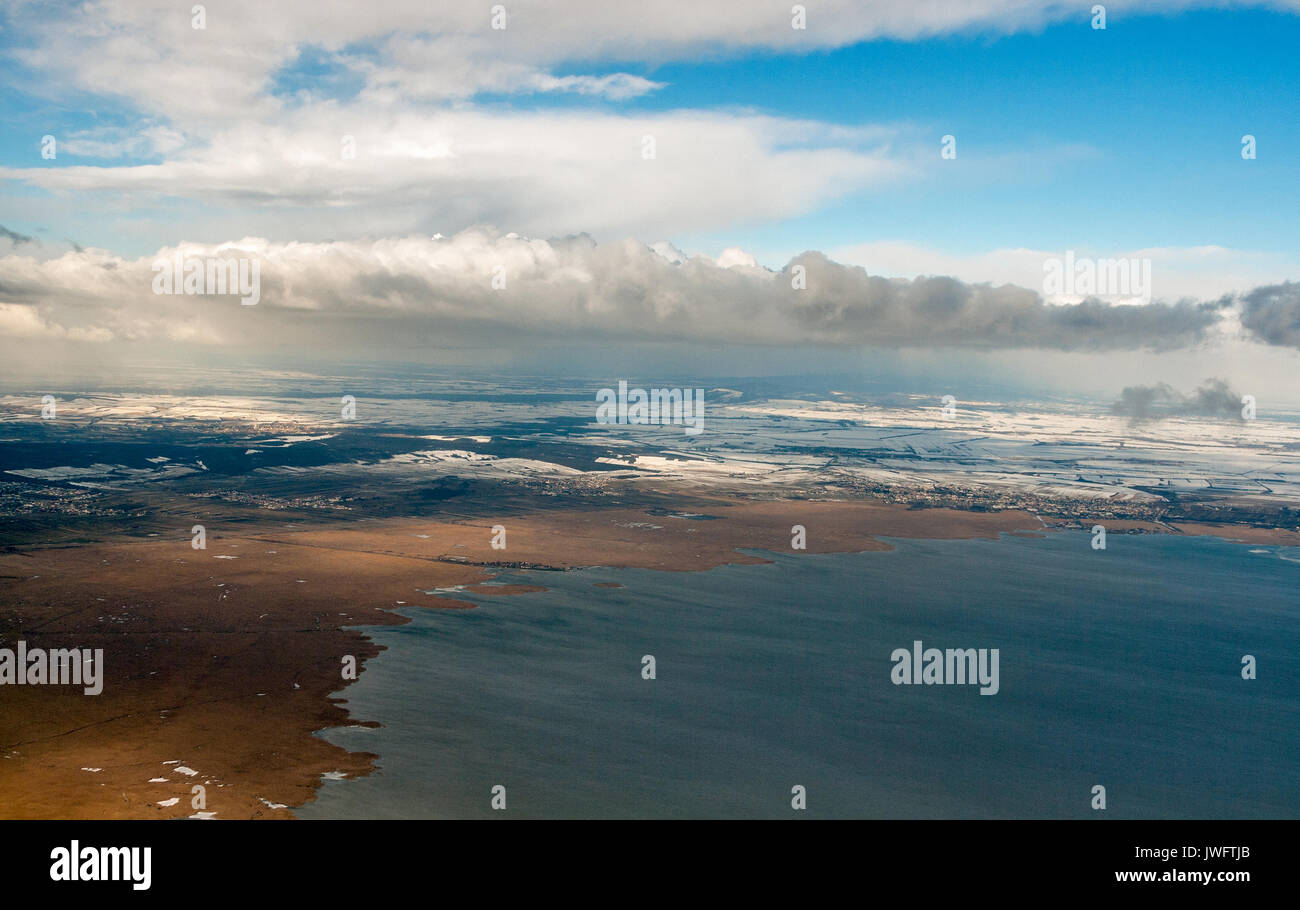 Le lac de Neusiedl Vue aérienne d'hiver avec l'Ouest et Neusiedl am Segelhafen Voir communes sur la frontière entre l'Autriche et la Hongrie. Voir l'avion de près de Banque D'Images