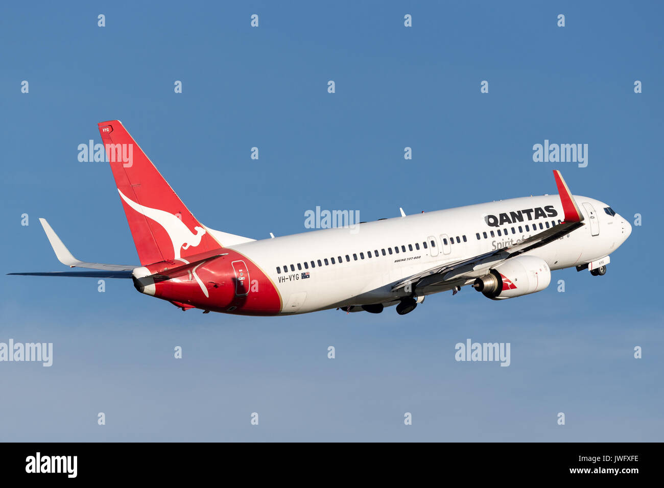 Boeing 737-800 de Qantas décollant de l'aéroport de Sydney. Banque D'Images