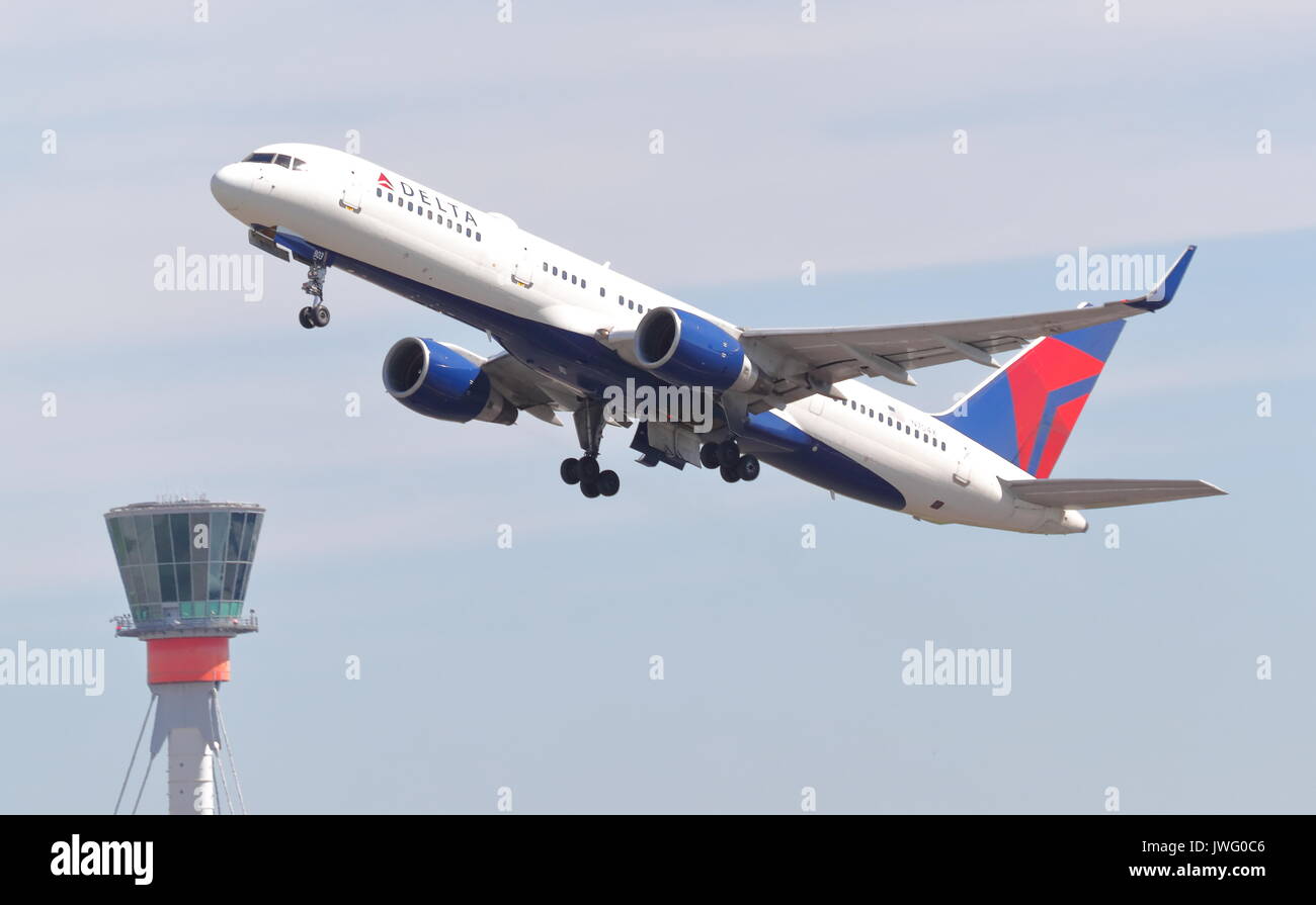 Delta Air Lines Boeing 757 N704X décollant de l'aéroport Heathrow de Londres, UK Banque D'Images