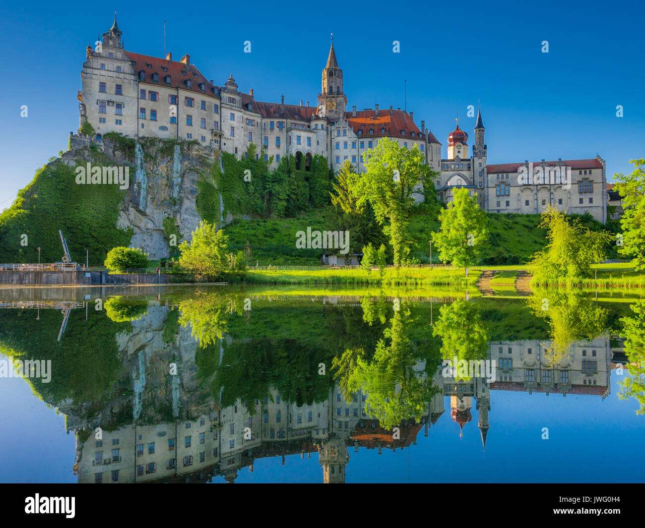 Donau mit Schloss Sigmaringen, Hohenzollernschloss, Oberes Donautal, Schwäbische Alb, Deutschland, Europa Banque D'Images