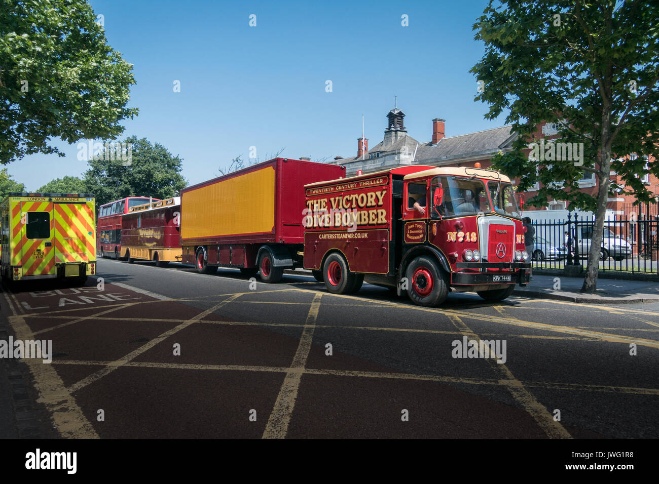 Atkinson, Gardner 180, camion avec remorque et caravane de la conduite sur route Banque D'Images