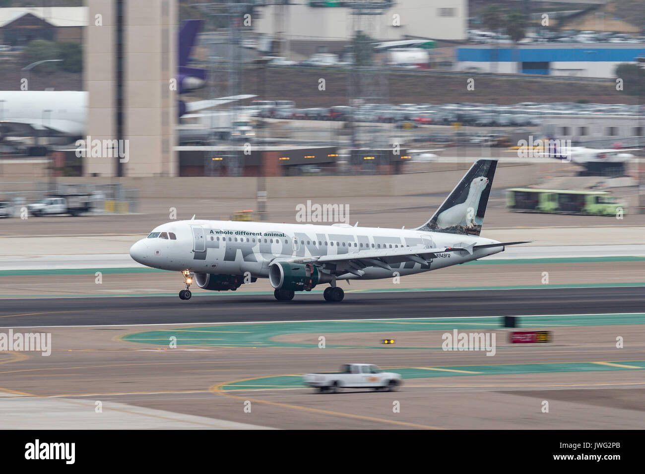 Frontier Airlines Airbus A319-111 N949FR arrivant à l'Aéroport International de San Diego. Banque D'Images