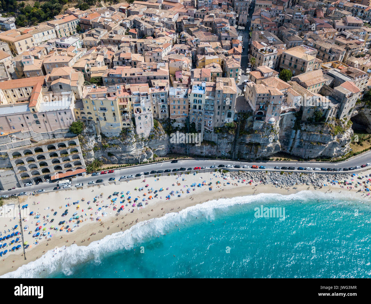 Vue aérienne de Tropea, maison sur la roche, la Calabre. L'Italie. Destination touristique du sud de l'Italie, station balnéaire situé sur une falaise Banque D'Images Vue aérienne de Tropea, maison sur la roche, la Calabre. L'Italie. Destination touristique du sud de l'Italie, station balnéaire situé sur une falaise Banque D'Images