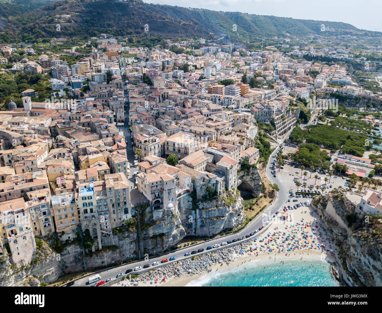Vue aérienne de Tropea, maison sur la roche, la Calabre. L'Italie. Destination touristique du sud de l'Italie, station balnéaire situé sur une falaise Banque D'Images Vue aérienne de Tropea, maison sur la roche, la Calabre. L'Italie. Destination touristique du sud de l'Italie, station balnéaire situé sur une falaise Banque D'Images