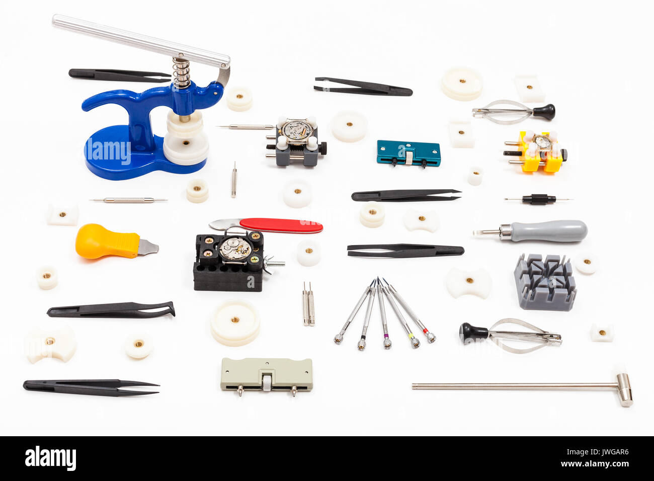 Atelier horloger - collection de divers outils pour surveiller la réparation sur fond blanc Banque D'Images