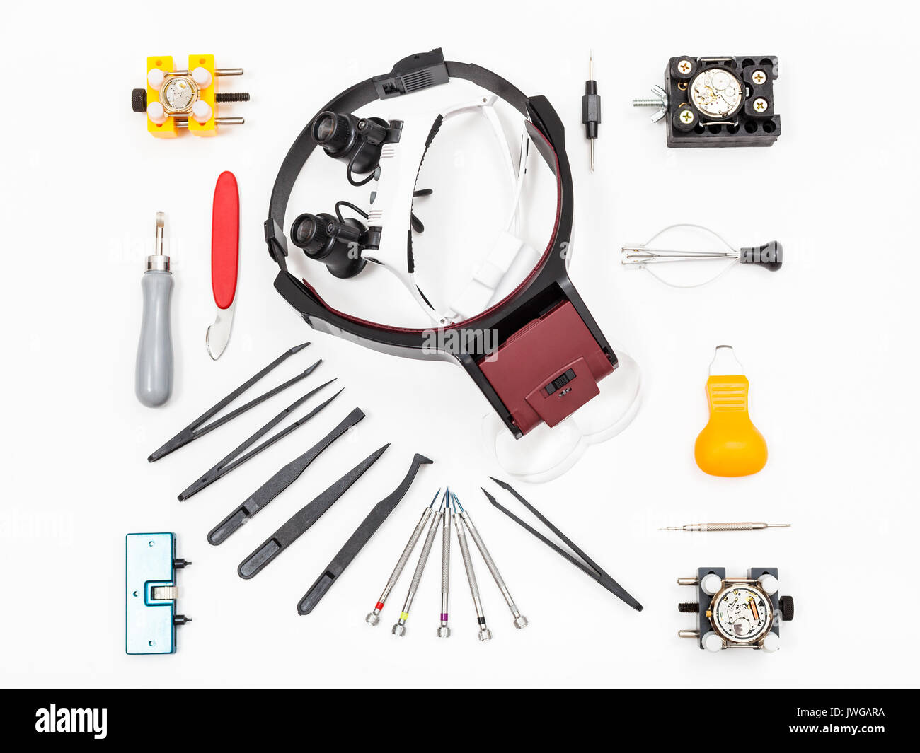 Atelier horloger - Vue de dessus de divers instruments pour la réparation de montre sur fond blanc Banque D'Images