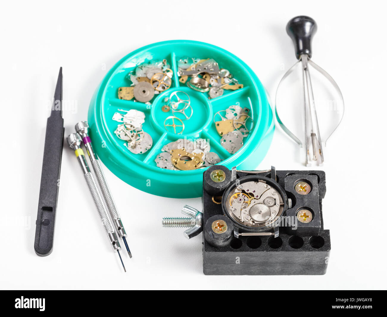 Atelier horloger - ensemble d'outils et pièces de rechange pour la réparation de montre sur fond blanc Banque D'Images