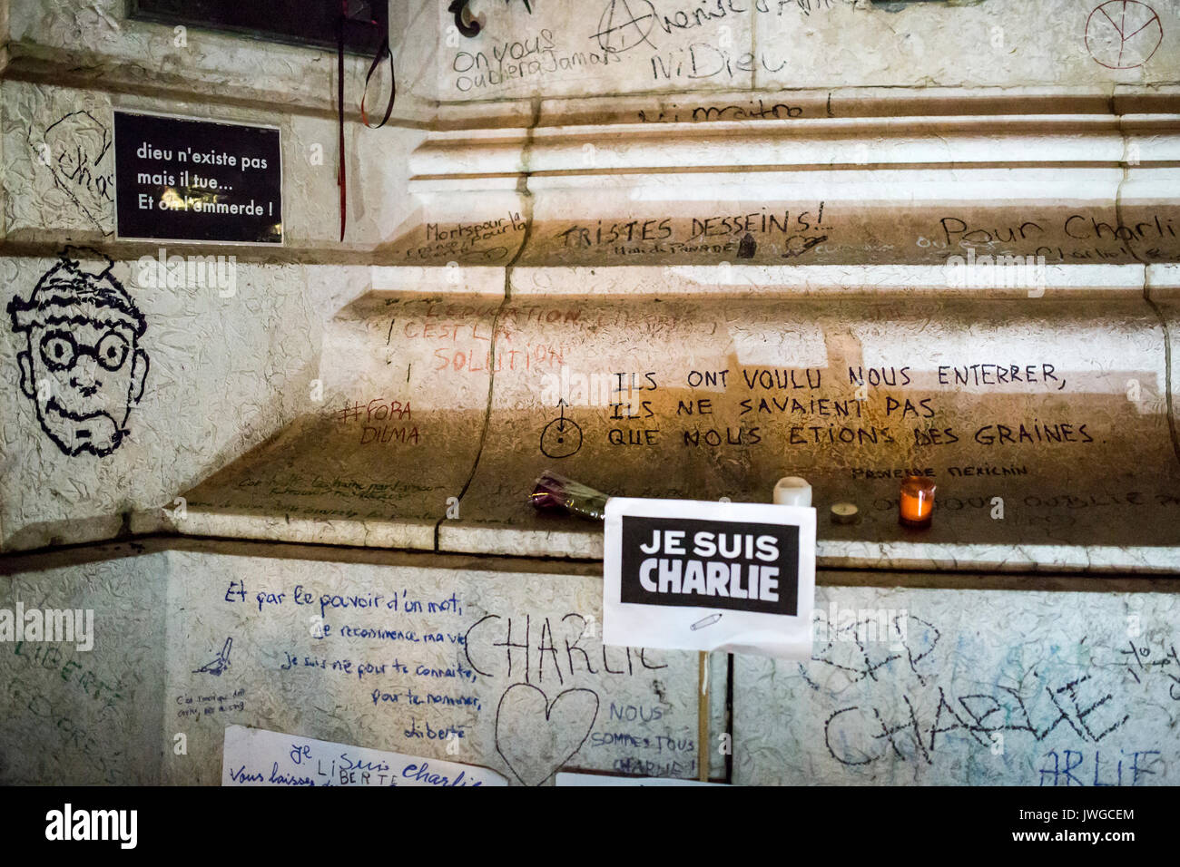 Beaucoup de slogans, chef de Wally, signes. Hommage aux victimes de meurtre Charlie Hebdo à Paris le 7 janvier 2015. Banque D'Images