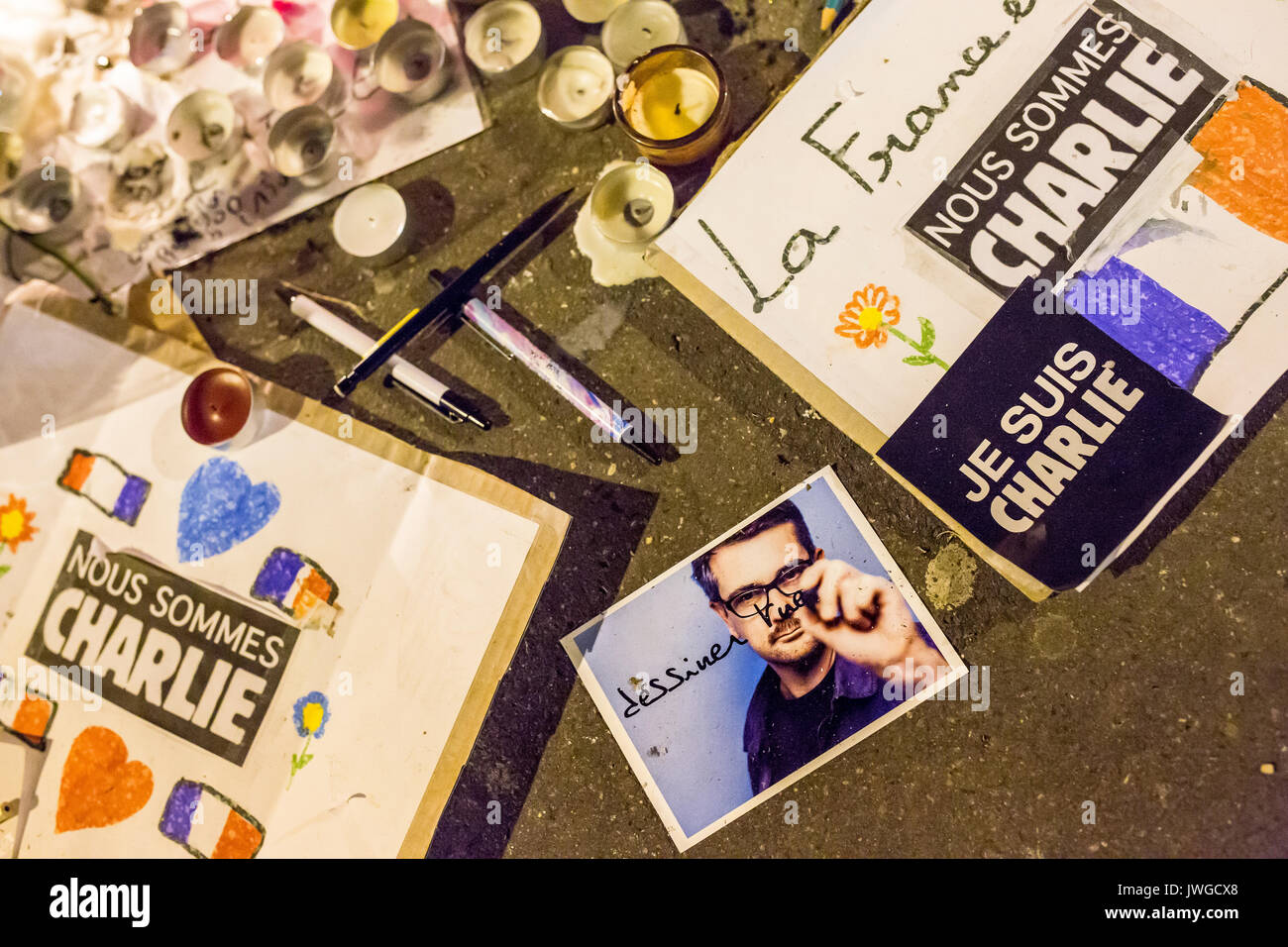 Photo de charb avec de tirer tue écrit dessus. Hommage aux victimes de meurtre Charlie Hebdo à Paris le 7 janvier 2015. Banque D'Images