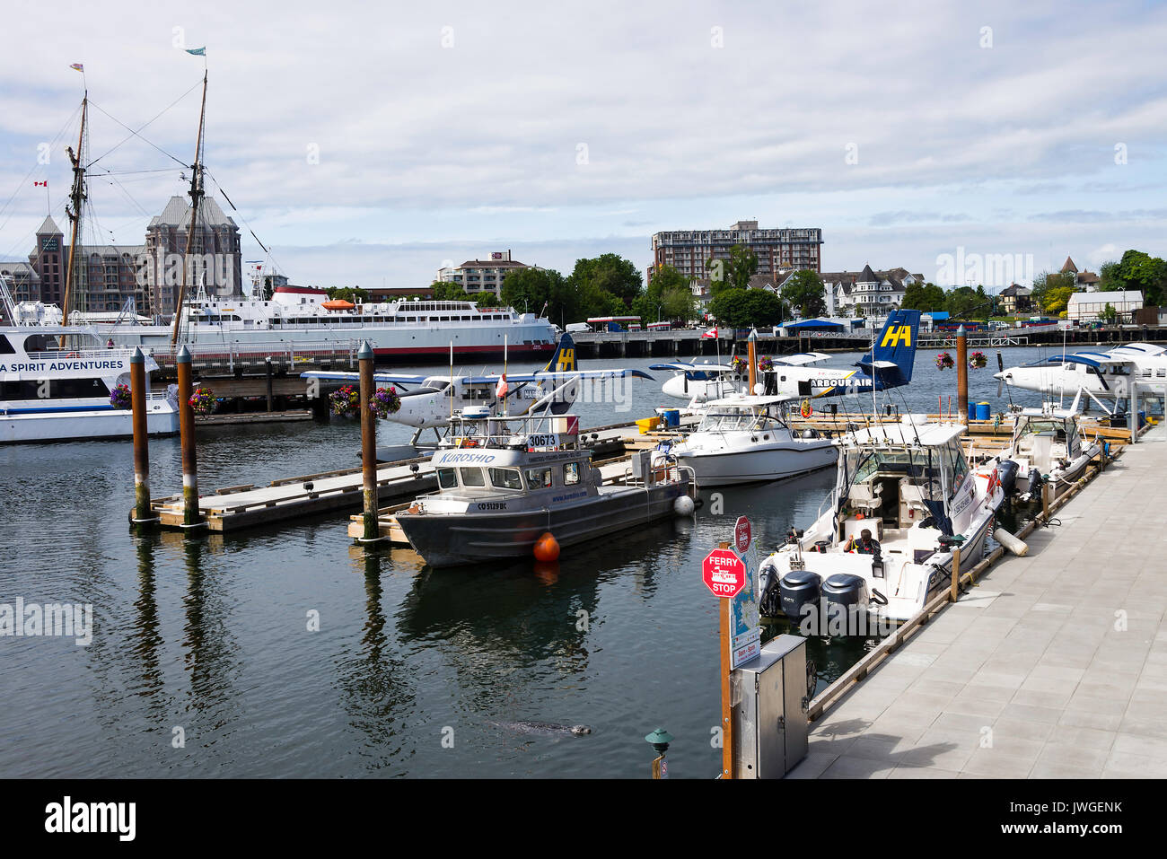 Le beau port intérieur de Victoria avec des bateaux, taxis, bateaux et yachts Ferry sur l'île de Vancouver, British Columbia Canada Banque D'Images