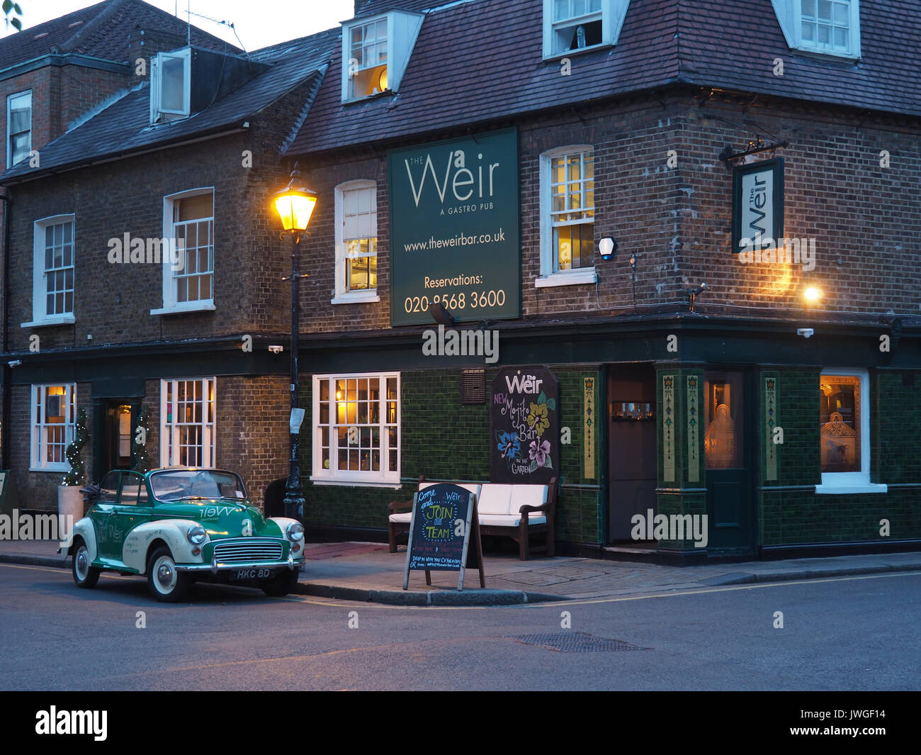 The Weir Bar / Pub à Brentford Banque D'Images