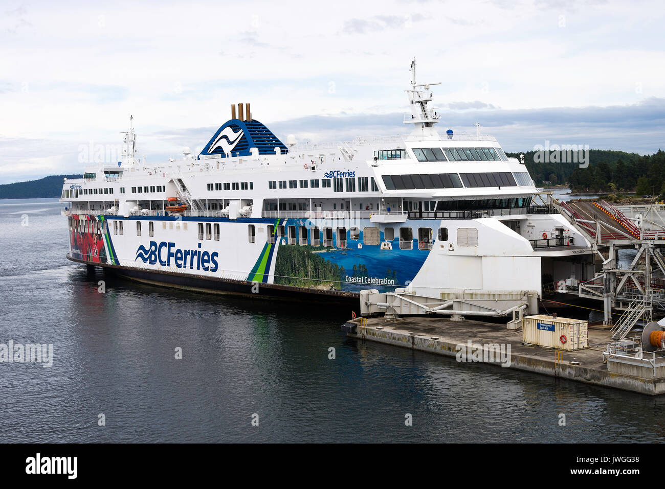 La BC Ferries Car Ferry colorés célébration côtières accosté au terminal de chargement de Swartz Bay en attente de l'île de Vancouver, British Columbia Canada Banque D'Images