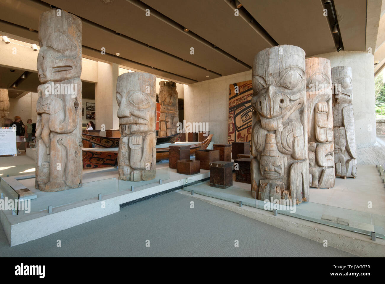 Mâts totémiques haïdas et bateaux au Musée d'Anthropologie, Vancouver, British Columbia, Canada Banque D'Images