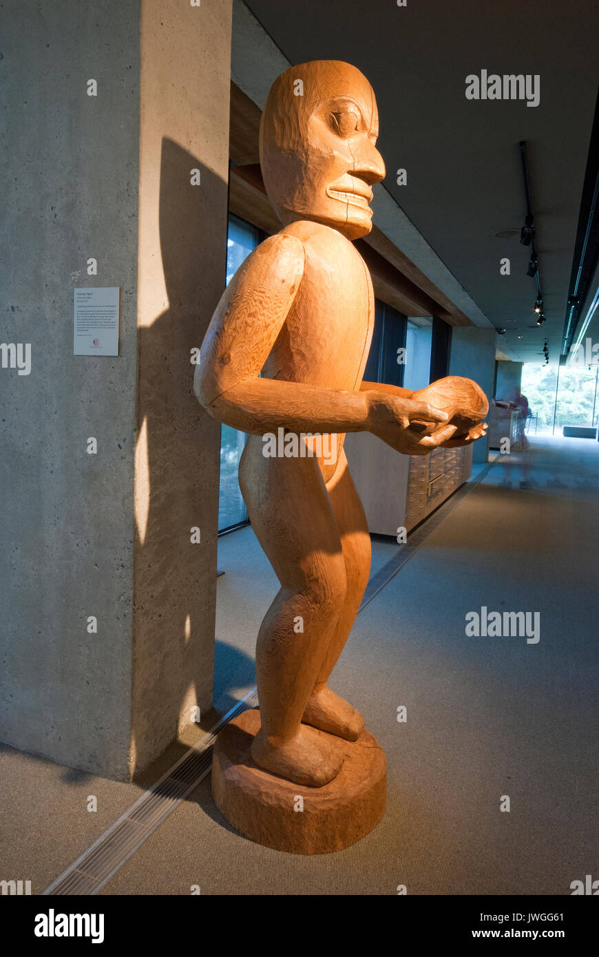 Sculpture en bois de cèdre sculpté par le gouvernement Nisga'a artiste Norman Tait, Musée d'Anthropologie, Vancouver, British Columbia, Canada Banque D'Images