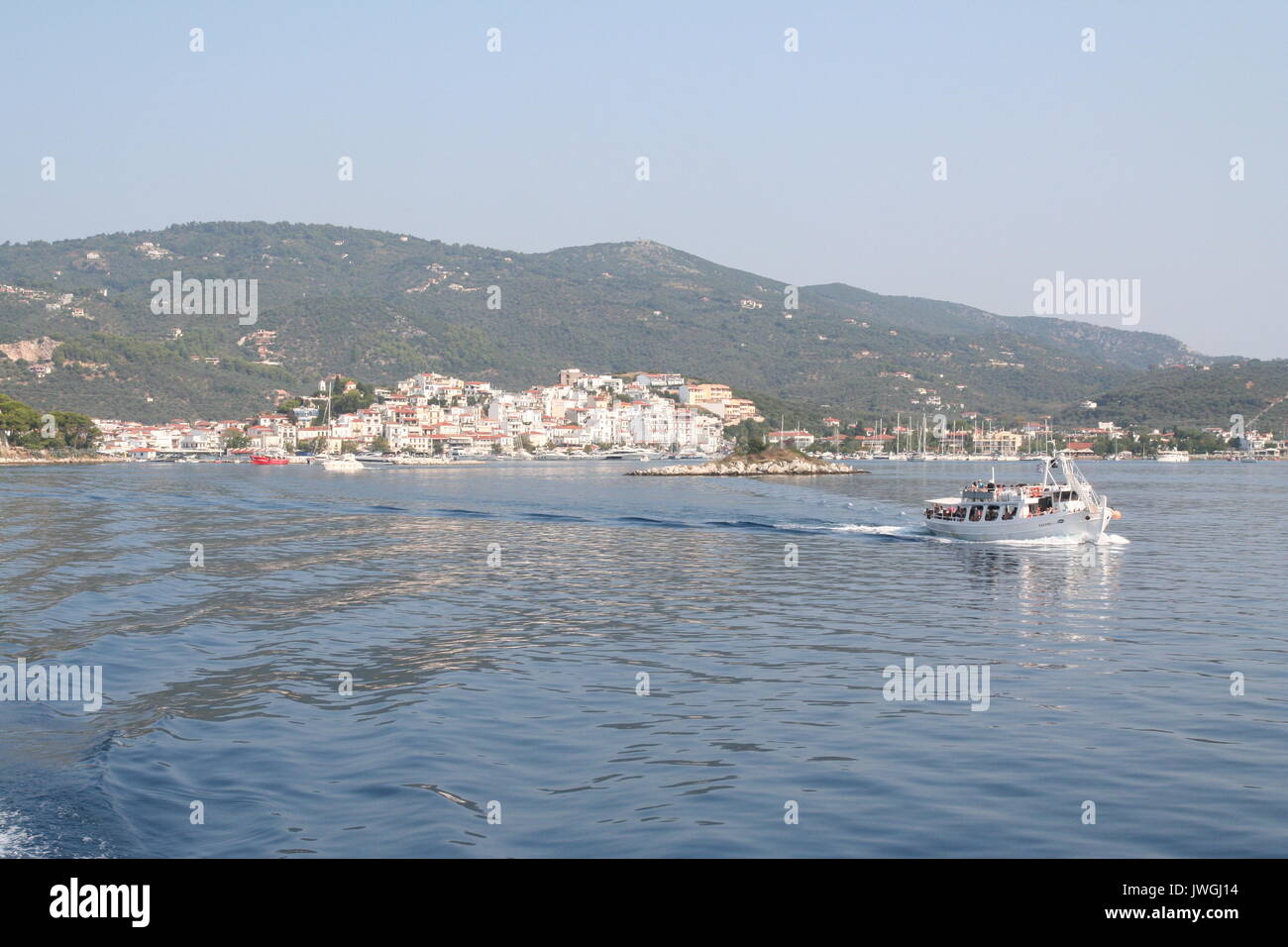 Les touristes de bateau Skiathos quitte pour une excursion d'une journée. Banque D'Images