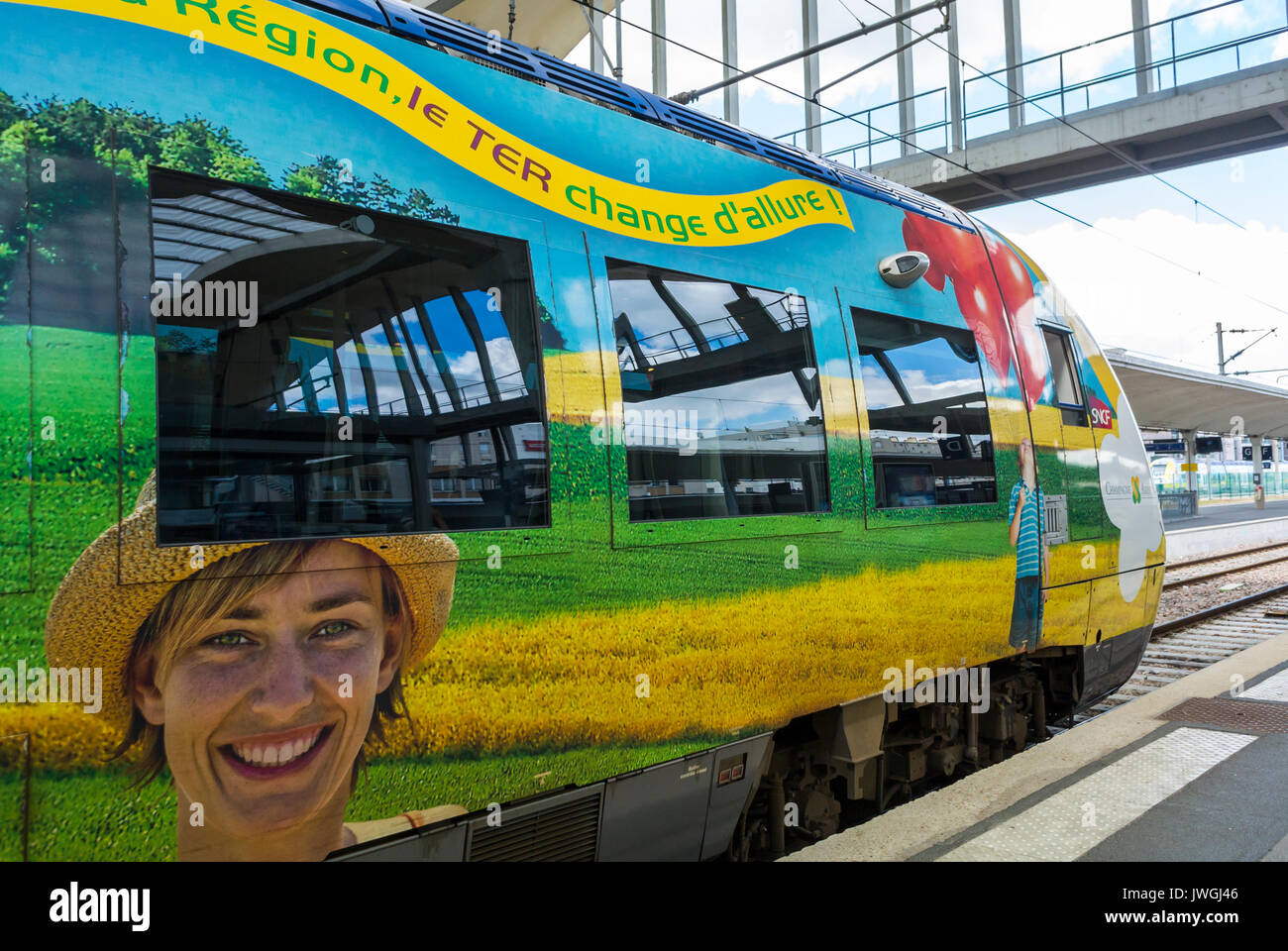 Reims, France, Gare, trains TER sur plateforme, publicité française, Side, dépenses publiques en France Banque D'Images