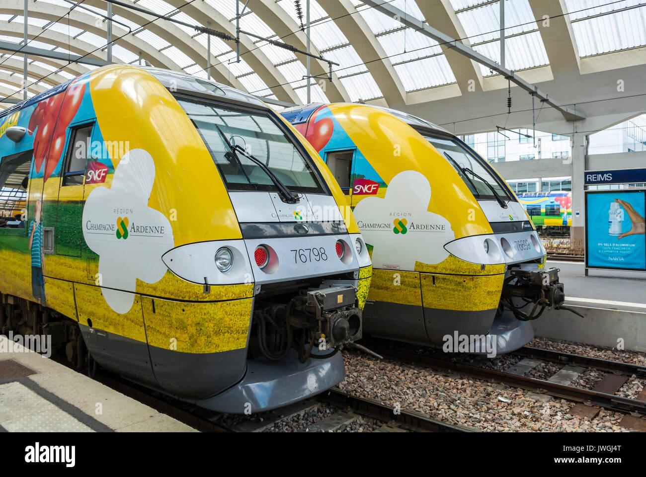 Reims, France, gros plan, Front, Gare, TER trains sur plateforme, SNCF, dépenses publiques en France Banque D'Images