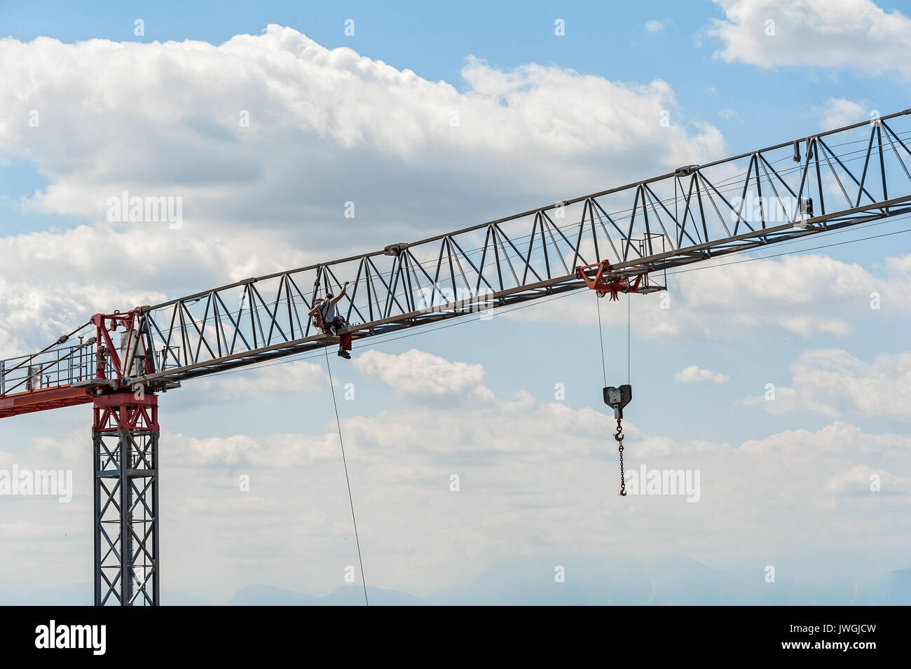 Électricien sur une grue pour réparer un moteur électrique. Banque D'Images