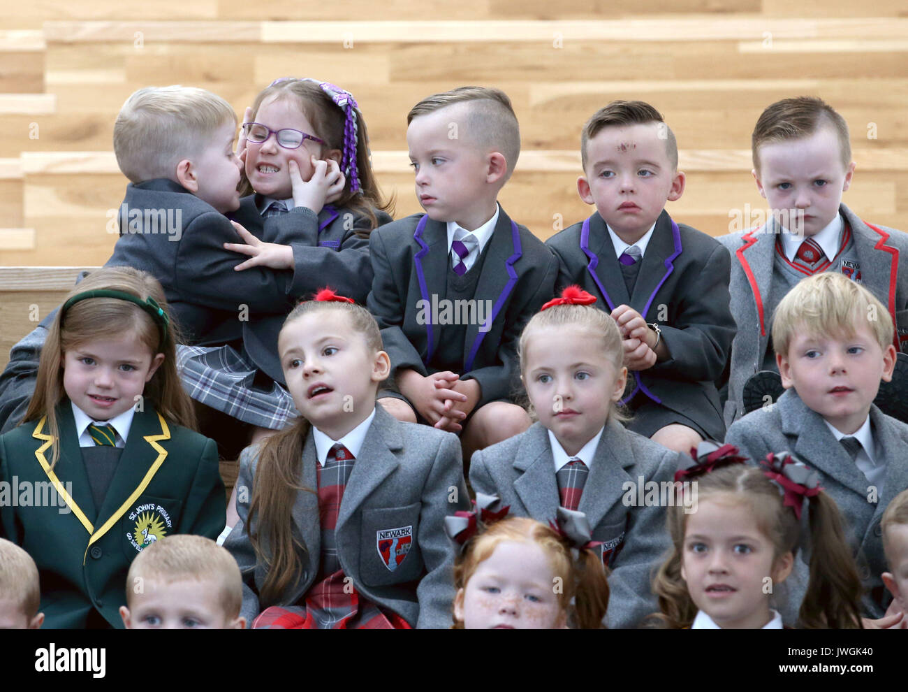 13 paires de jumeaux, (à partir du haut à gauche) Lucas et Peyton Anderson, Christopher Cameron et Collins, Cooper Deegan, (deuxième ligne) Louise Dominick, Annie et Penny Donnelly, et Cameron Hynes, qui commencent l'école primaire dans la zone Inverclyde cette semaine se sont réunis ensemble pour un photocall au St Patrick's Primary School à Greenock. Banque D'Images