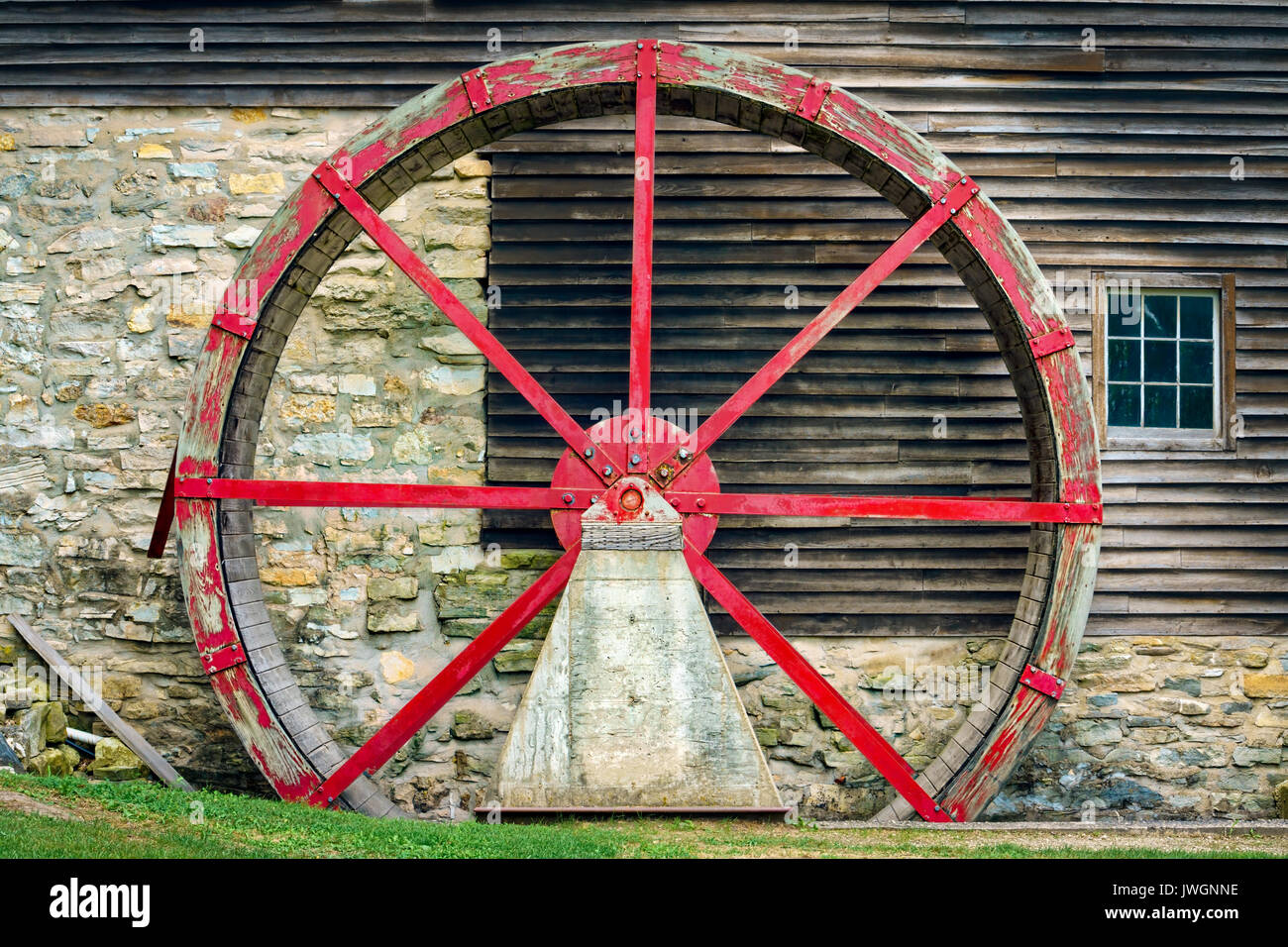 La roue de l'eau sur le côté d'un moulin du Wisconsin Banque D'Images