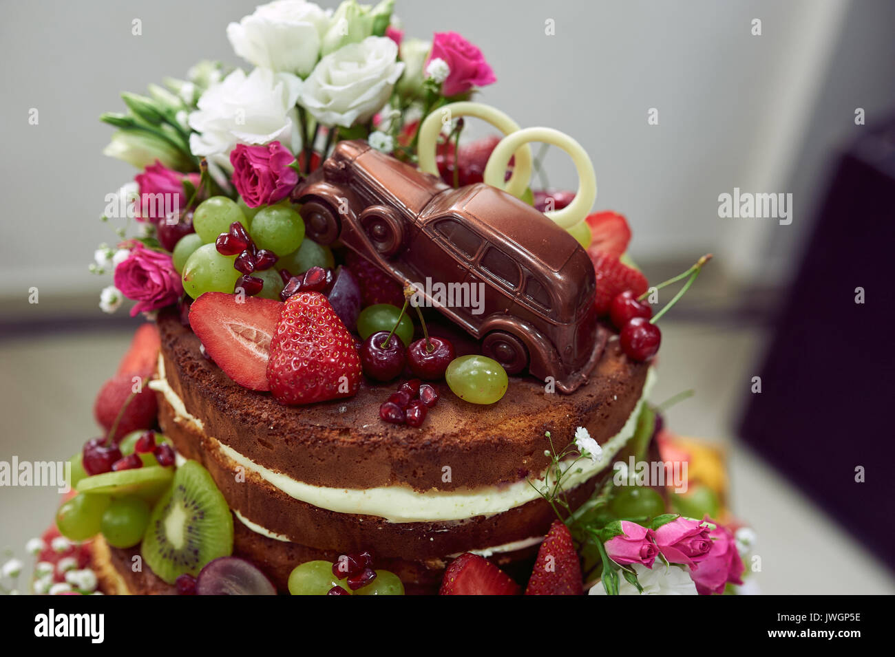 Gâteau de mariage avec une voiture au chocolat Banque D'Images
