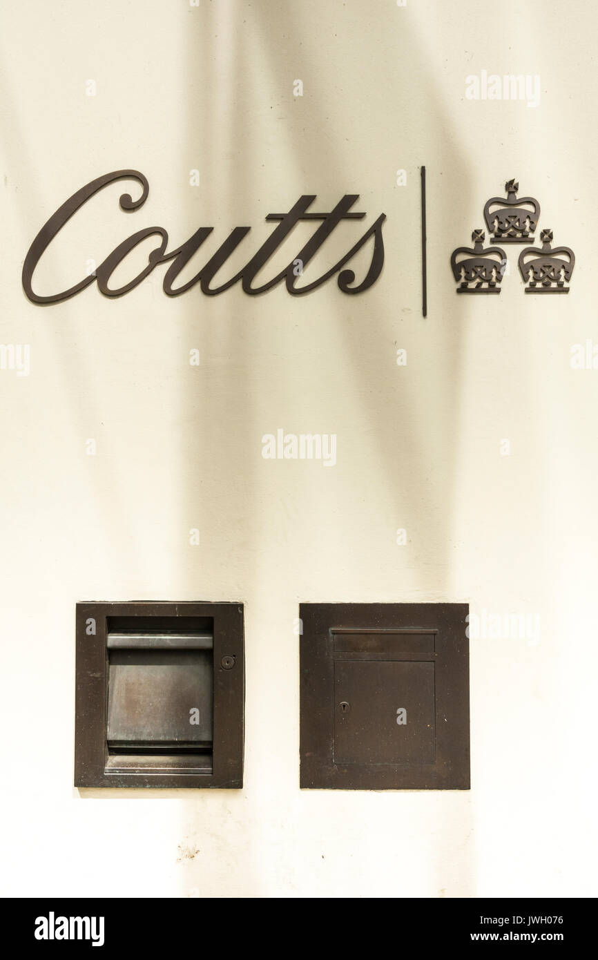 Signalisation à l'extérieur de Coutts & Co, la banque de la reine sur le Strand, London, UK Banque D'Images