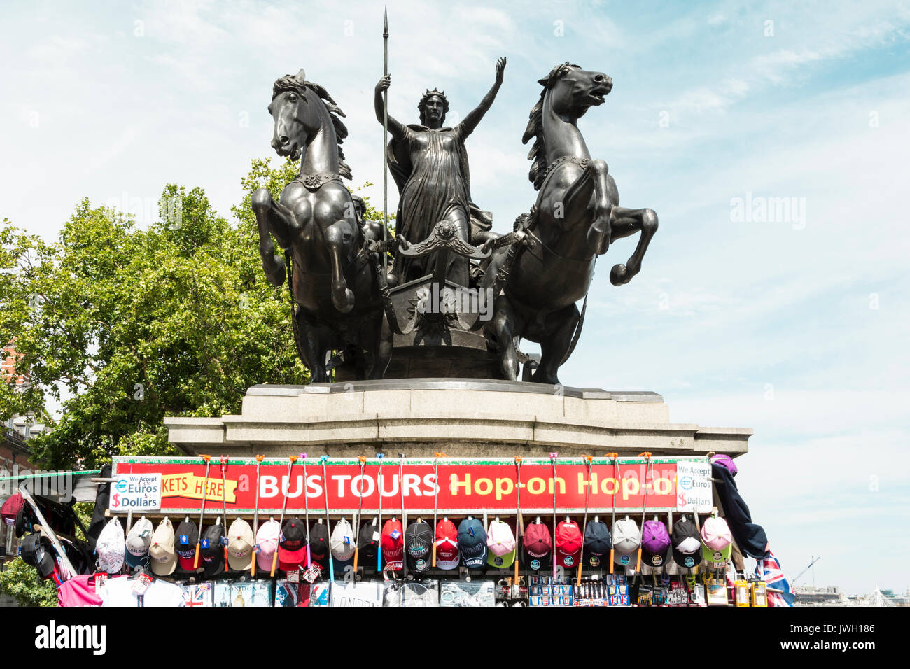 Une statue de bronze de Boudicca (Boadicea), par Thomas 1970 Ford Econoline, debout dans son chariot avec ses filles, situé sur le pont de Westminster Banque D'Images