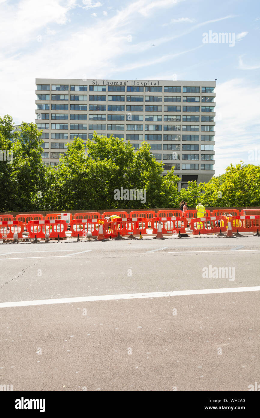 L'installation d'ouvriers à l'extérieur barrières de Westminster Bridge St Thomas Hospital, Londres, Royaume-Uni Banque D'Images