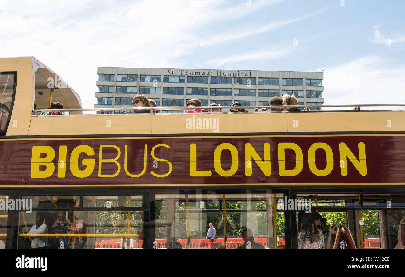 A Londres, ouvert, tour bus de Westminster Bridge, en face de St Georges' Hospital, Londres, Royaume-Uni. Banque D'Images