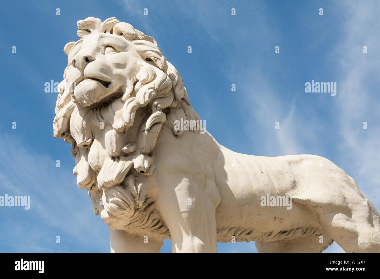 The South Bank Coade Stone Lion Sculpture de William F. Woodington sur Westminster Bridge, Londres, Angleterre, Royaume-Uni Banque D'Images